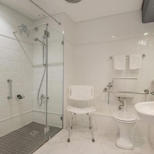 Zimmer mit zwei Einzelbetten für Gäste mit Behinderungen
